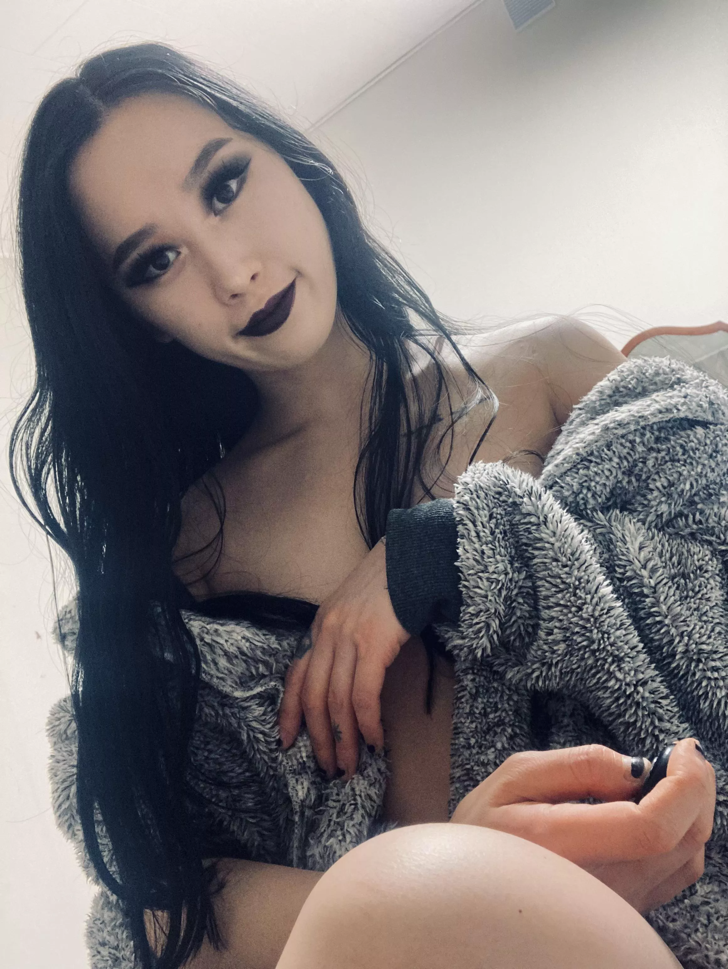 You like goth gf makeup?