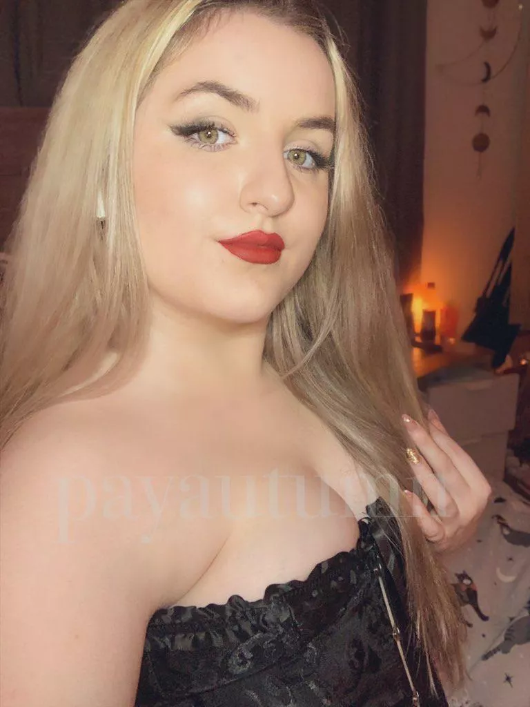 You must feel so inferior and pathetic around such beauty. On your knees and beg to serve. [domme] [oc]