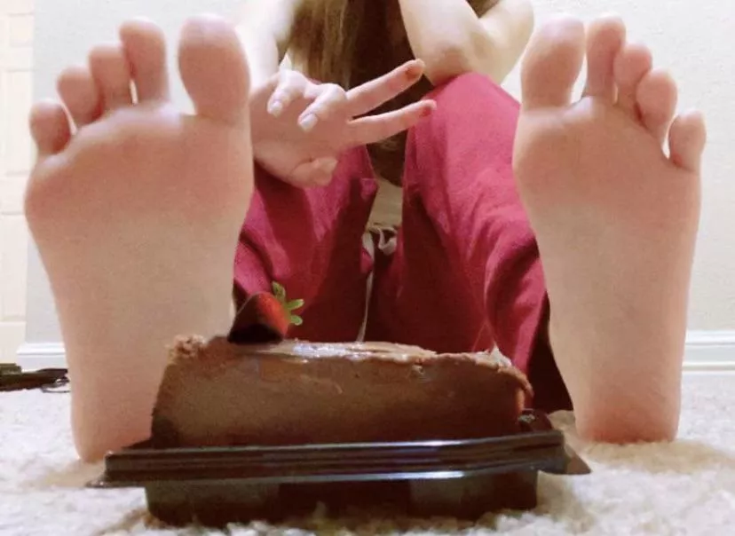 you only get to put one in ur mouth hehe ðŸ˜³ the chocolate cheesecake or my feet? ðŸ¤”ðŸ¤” what will it be ðŸ˜ˆðŸ˜ˆ