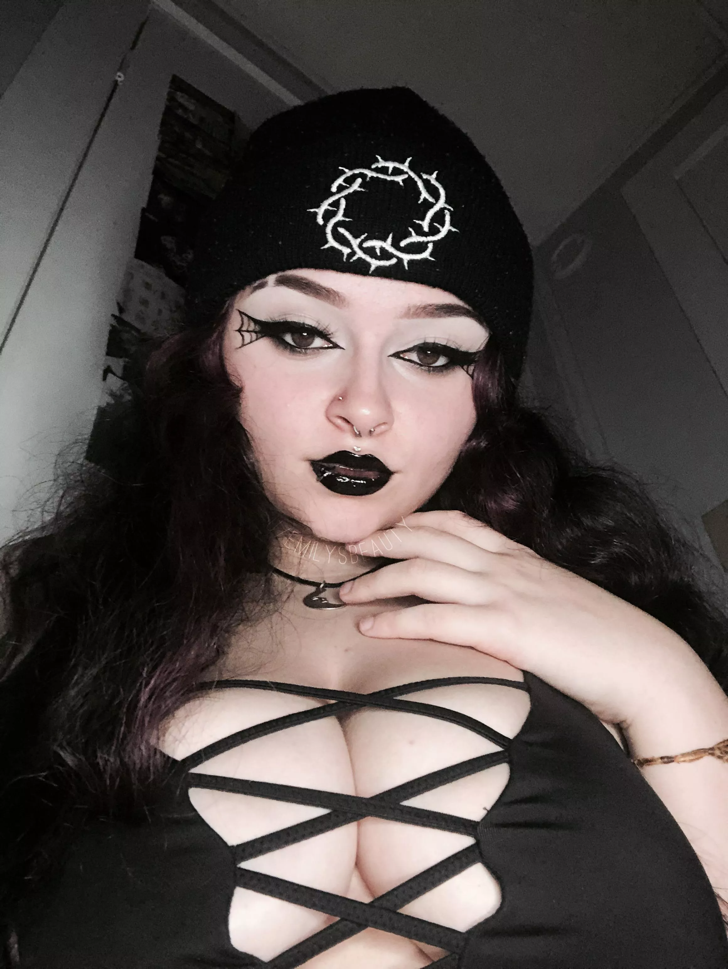 your big titty goth online gf here👋🏻🖤