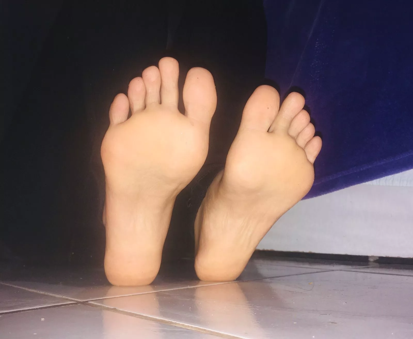 Your cock would look amazing between my toes:)