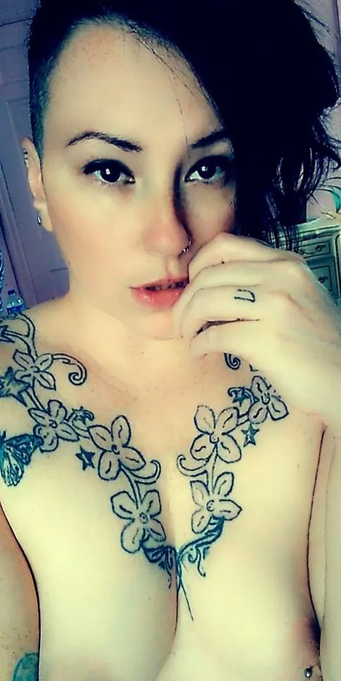 Your favorite milfie~NO PPV~full length vids for subs multiple times weekly~dick rates~customs~fetish content available~come play! 👿