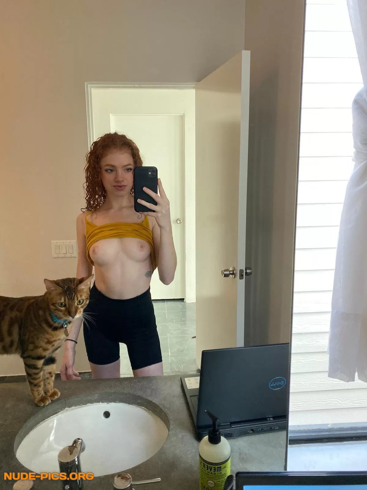 Random bathroom nude ft. my cat ✌🏻